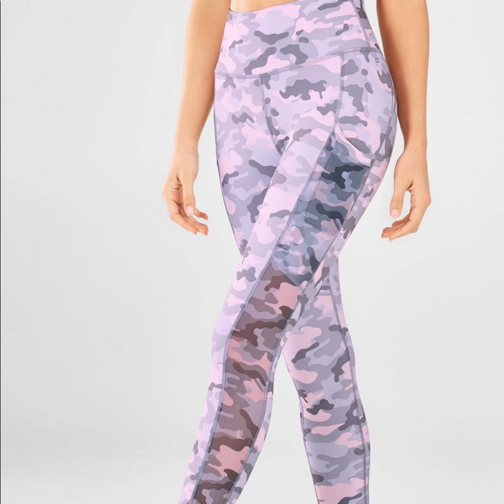 Fabletics mila pocket capri in haze camo